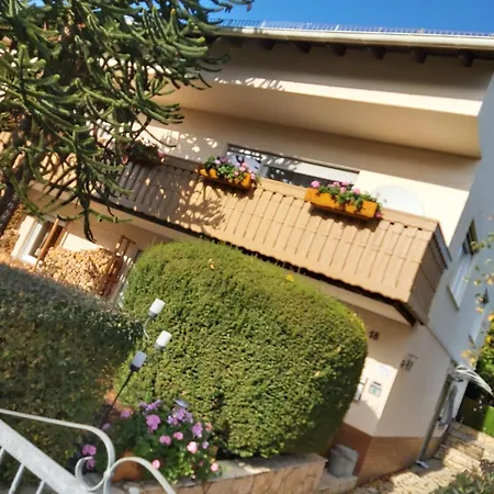 Idylle Mit Ueberdachter Terrasse